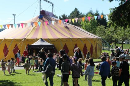 Enfants et parents entrent sous le chapiteau du cirque pour voir les représentations des artistes au festival de Chap’erlipopette